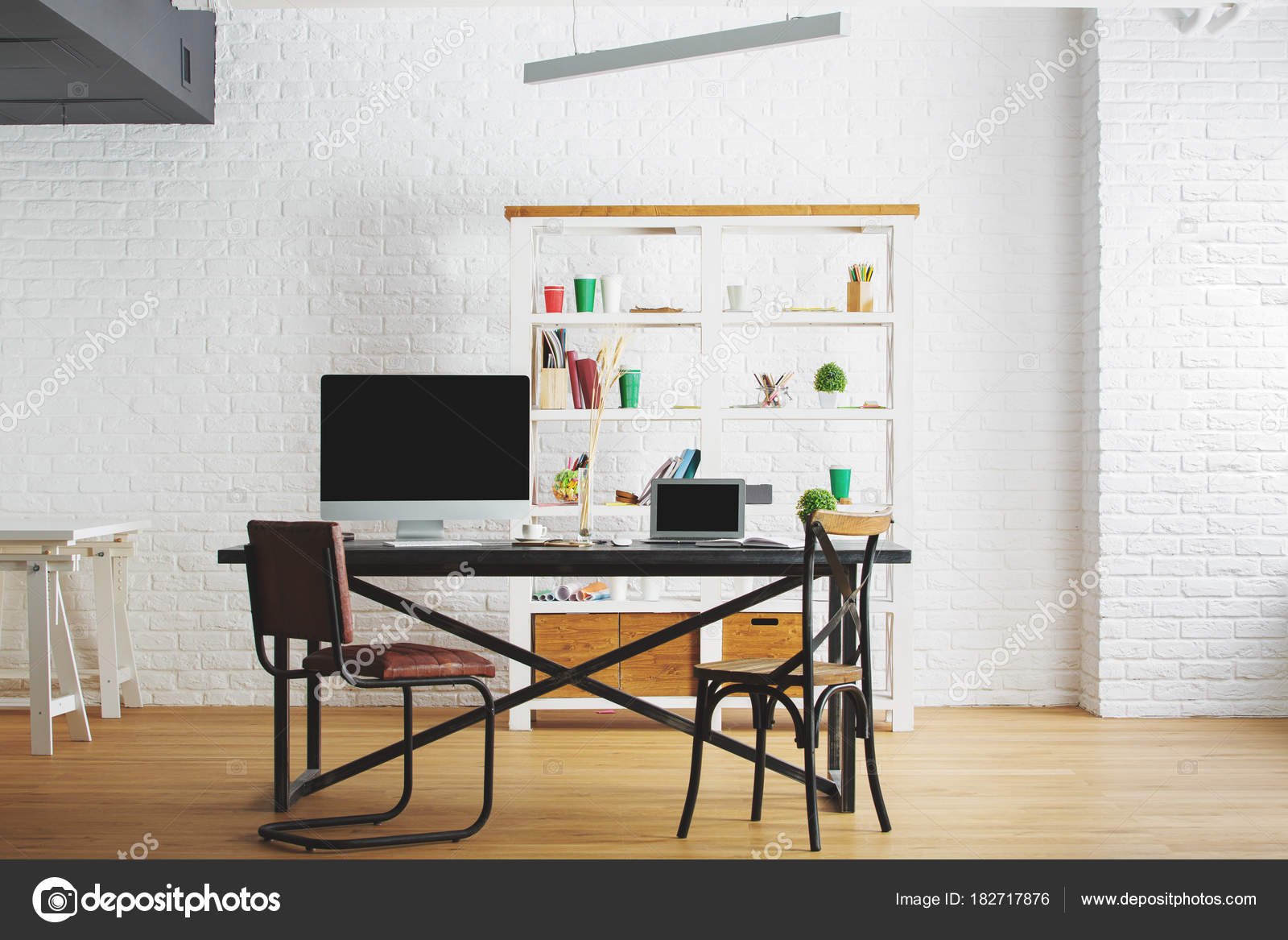 Corporate Loft Interieur mit Arbeitsplatz — Stockfoto © peshkova ... Corporate Loft Interieur mit Arbeitsplatz — Stockfoto © peshkova ...