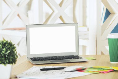 Temiz beyaz bilgisayar ile modern tablo 