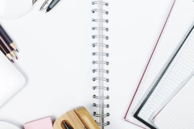 Boş Not Defteri ile modern masaüstü 