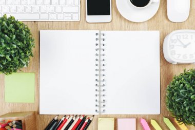 Ofis Masaları boş Not Defteri ile 