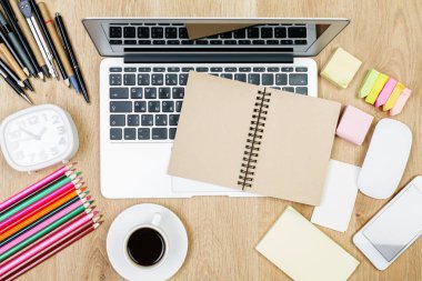 Office çalışma alanı boş Not Defteri ile 