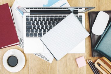 Ofis Masası boş Not Defteri ile 