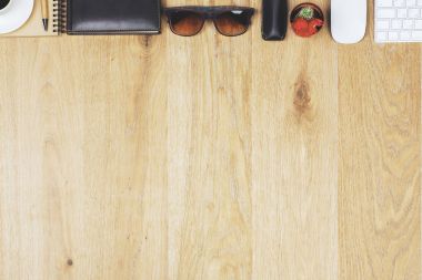 Öğeleri ile ahşap masa