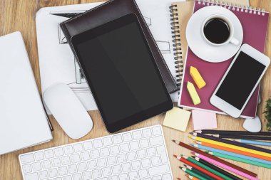 Office çalışma alanı ile tablet ve malzemeleri