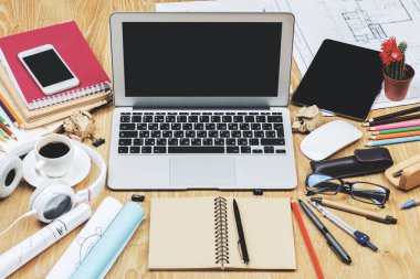 Yaratıcı tasarımcı masaüstü boş defter ile 