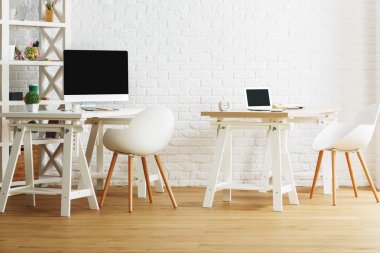 Modern çatı iç çalışma alanı ile 