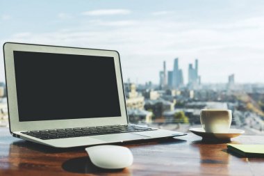 Modern masa üstü boş dizüstü bilgisayar ile 