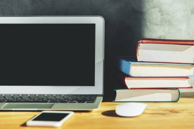 Dizüstü bilgisayar ile yaratıcı tasarımcı tablo 