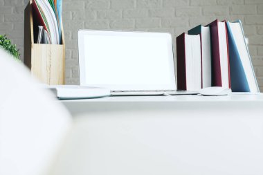 Yaratıcı tasarımcı masaüstü ile beyaz dizüstü bilgisayar 