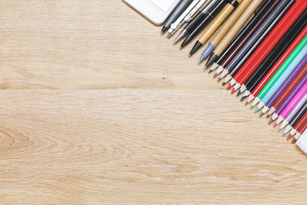 Plateau de bureau en bois avec crayons — Photo