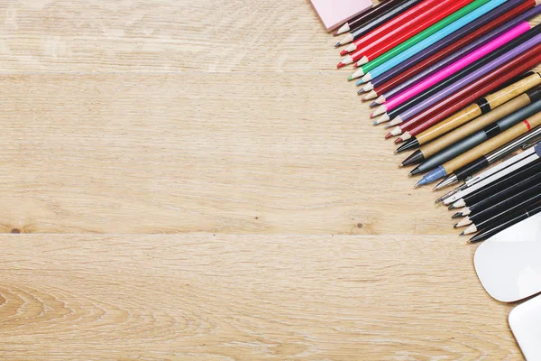 Деревянный стол с карандашами — стоковое фото