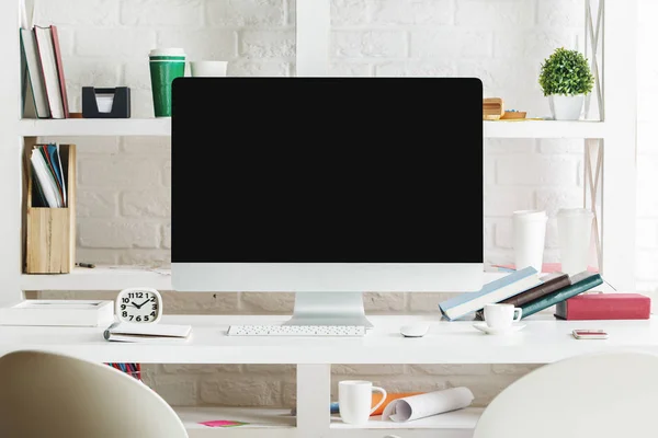 Área de trabalho moderna com computador em branco — Fotografia de Stock