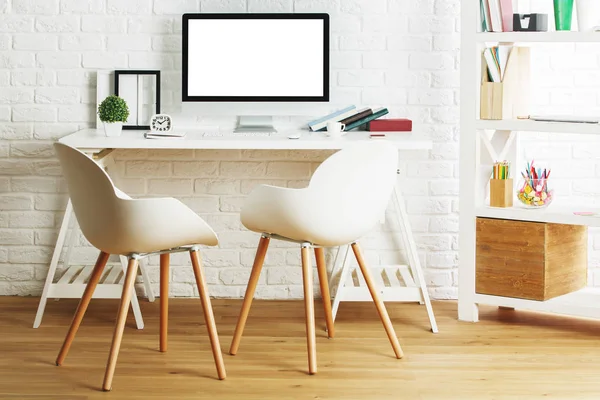 Interior de tijolo com computador branco em branco — Fotografia de Stock