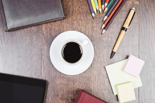 Área de trabalho contemporânea com tablet em branco — Fotografia de Stock