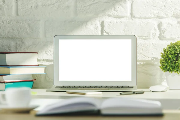 Creatieve moderne desk top met witte laptop — Stockfoto