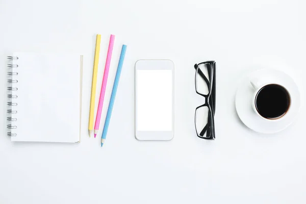 Kreative Tischplatte mit leerem Smartphone — Stockfoto