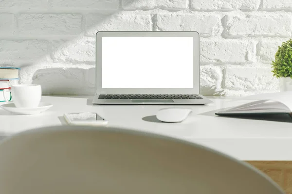 Desktop moderno creativo con computer portatile bianco — Foto Stock