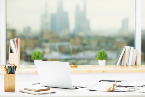 Lugar de trabajo con vista borrosa de la ciudad — Foto de Stock