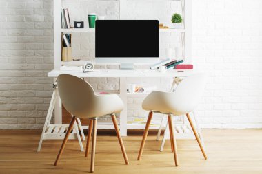 Boş bilgisayar ile minimalist iç 