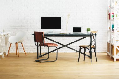 Grunge çatı iç çalışma alanı ile 