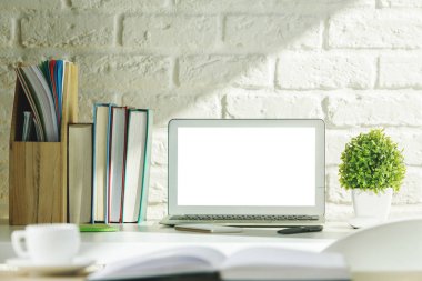 Beyaz dizüstü bilgisayar ile yaratıcı modern Resepsiyon 