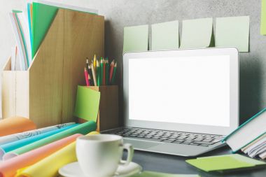 Boş beyaz dizüstü bilgisayar ile çağdaş İşyerinde