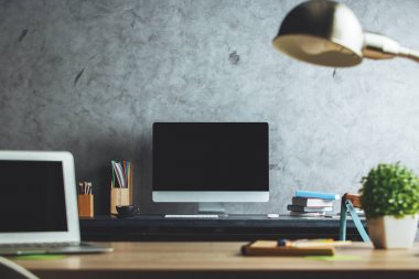 Tablo boş bilgisayar ekranı ile