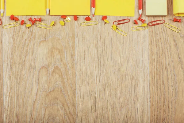 Table en bois avec fournitures colorées — Photo