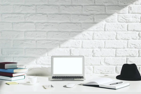 Creative obszaru roboczego projektanta, z białym laptopa — Zdjęcie stockowe