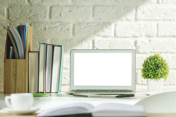 Creatieve moderne Bureau met witte laptop — Stockfoto