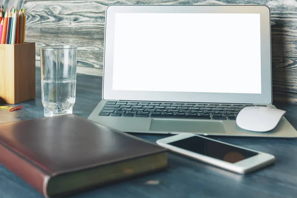 Mesa moderna com visor de laptop vazio — Fotografia de Stock