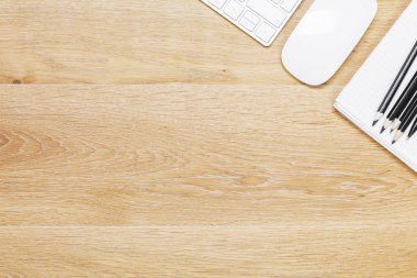 Ahşap masa üstü nesnelerle 