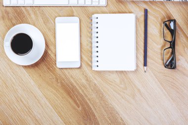 Smartphone ve Not Defteri ile ahşap masa 