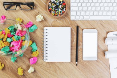 Cep telefonu ve Not Defteri ile ahşap masa 