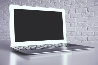 Boş dizüstü bilgisayar ile yaratıcı masaüstü