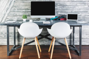 Boş bilgisayar ile rahat iç 