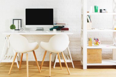 Boş bilgisayar ile modern iç 