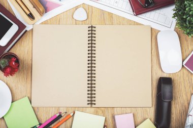 Ofis masaları ile smartphone ve malzemeleri 