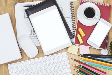 Office çalışma alanıyla tablet ve malzemeleri