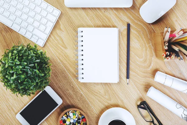 Espaço de trabalho de madeira com smartphone e notepad — Fotografia de Stock