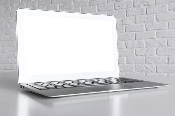 Minimalistische desktop met lege laptop — Stockfoto