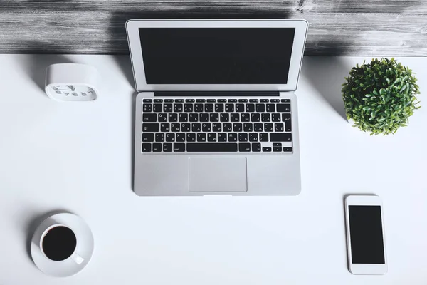 Белый стол с чистым ноутбуком — стоковое фото