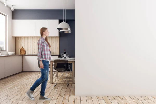 Mujer en cocina moderna — Foto de Stock