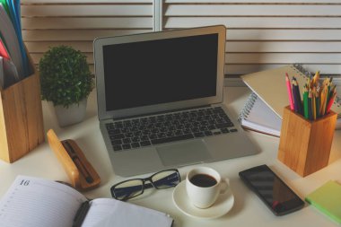 Boş dizüstü bilgisayar ile Designer Danışma