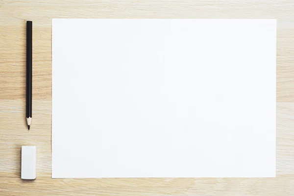 Рабочий стол с белой бумагой — стоковое фото