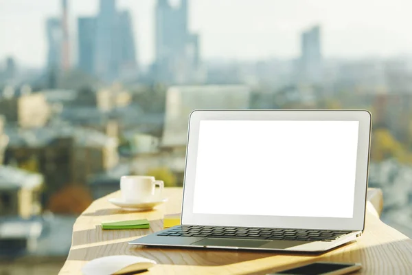 Topo de mesa criativo com laptop em branco — Fotografia de Stock