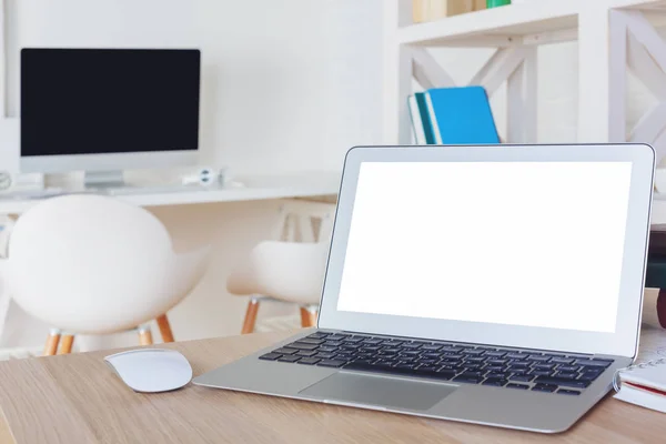 Topo da mesa do designer com tela de laptop vazia — Fotografia de Stock