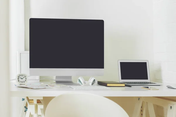 Hedendaagse Bureau met schone computerscherm — Stockfoto