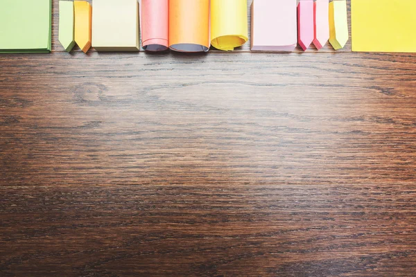 Bureau en bois avec des fournitures colorées — Photo