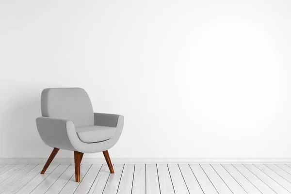 Белый интерьер с креслом — стоковое фото